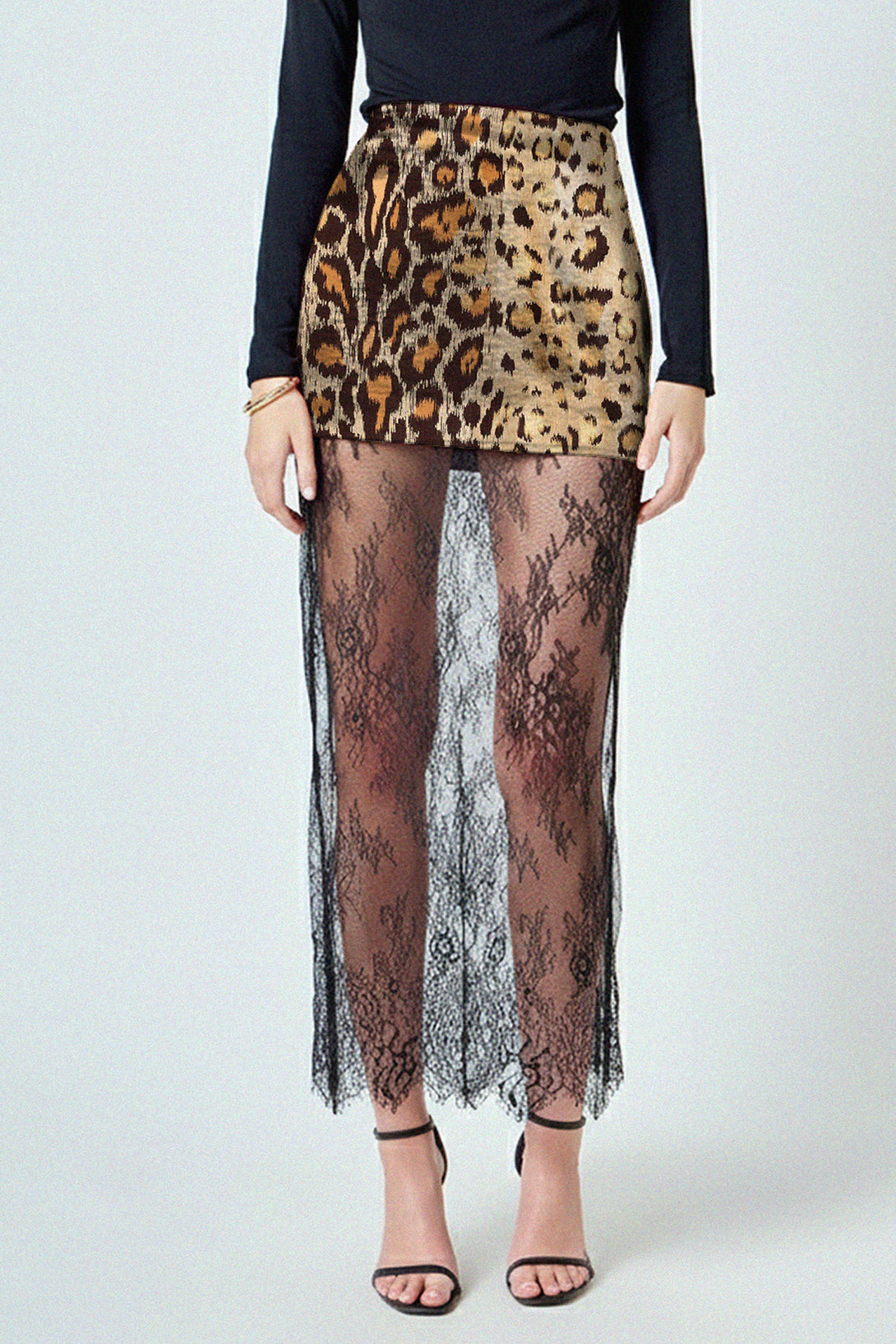 Shahida, Effortless glamour outfit,
Statement maxi skirt look,
Delicate floral lace edges,