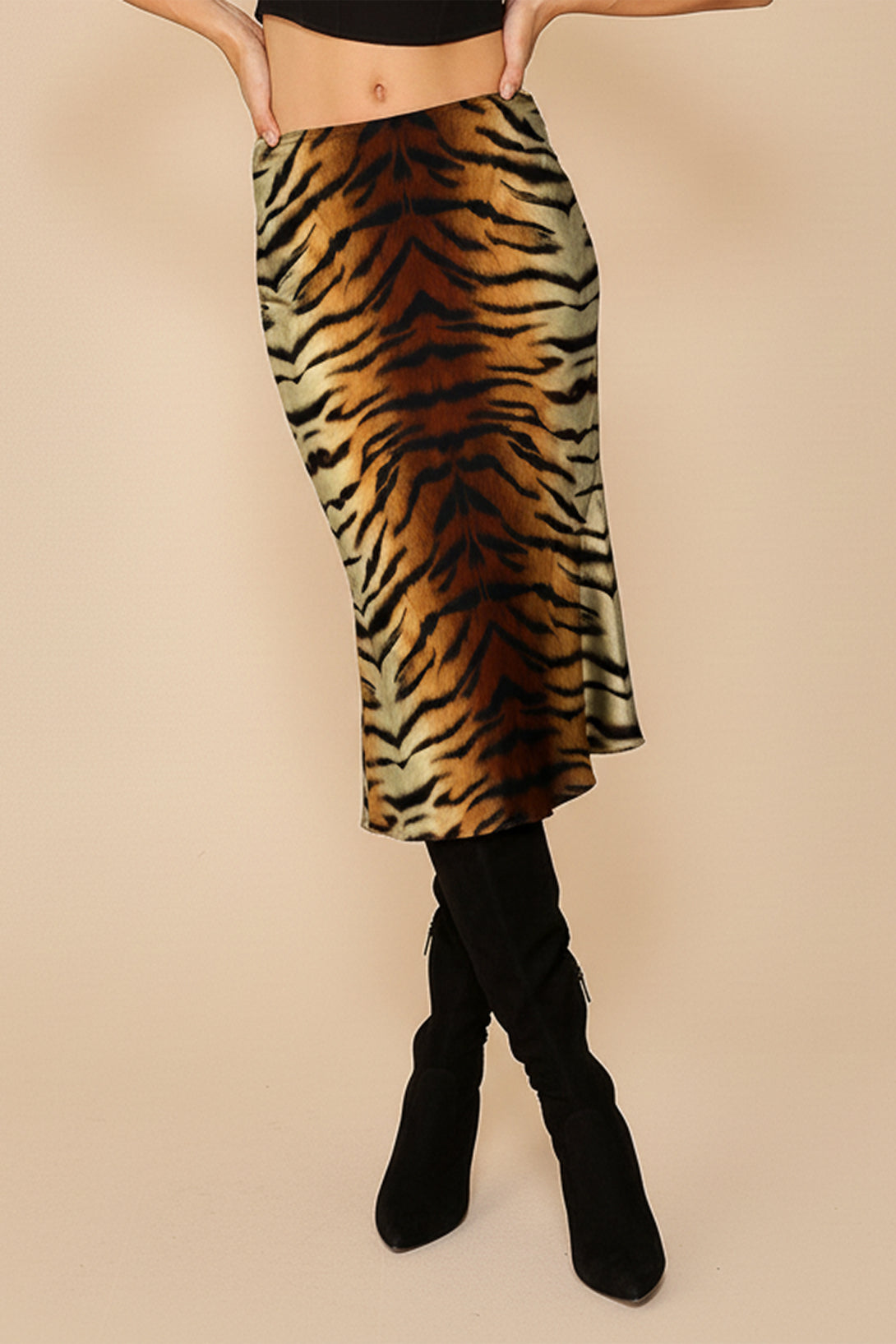 N ea Pari,
lace midi skirt for wedding guest,
romantic lace midi skirt for date night,
midi skirt with lace hem and lining,