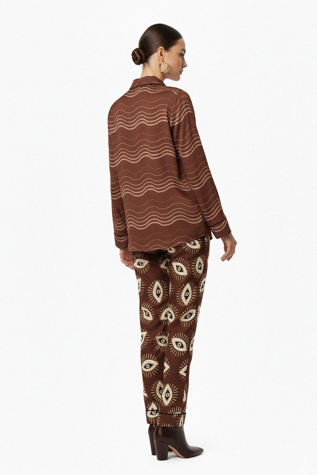rear angle, brown stripes, wavy print, loose cut, chic outfit, modern style, patterned pants, soft drape